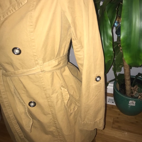 Trench coat to dress up or down - Picture 3 of 3